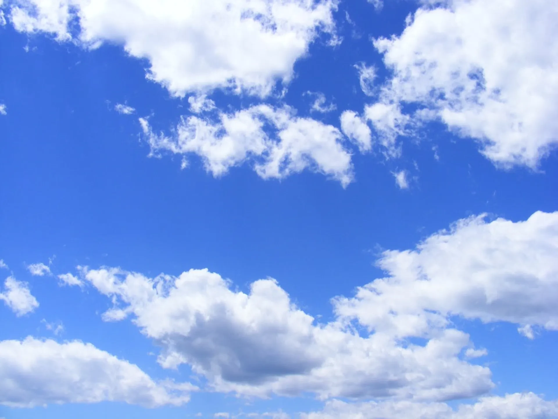 Blauer Himmel mit weißen Wolken