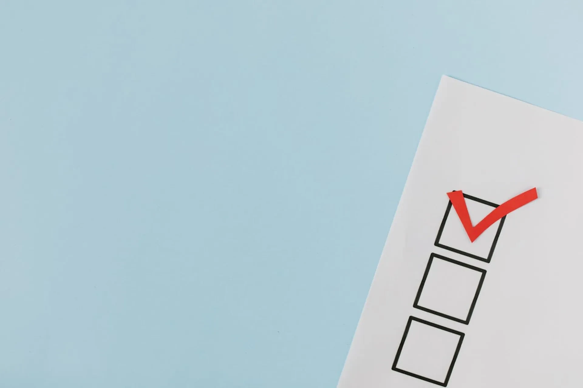 Checkliste mit rotem Häkchen auf blauem Hintergrund