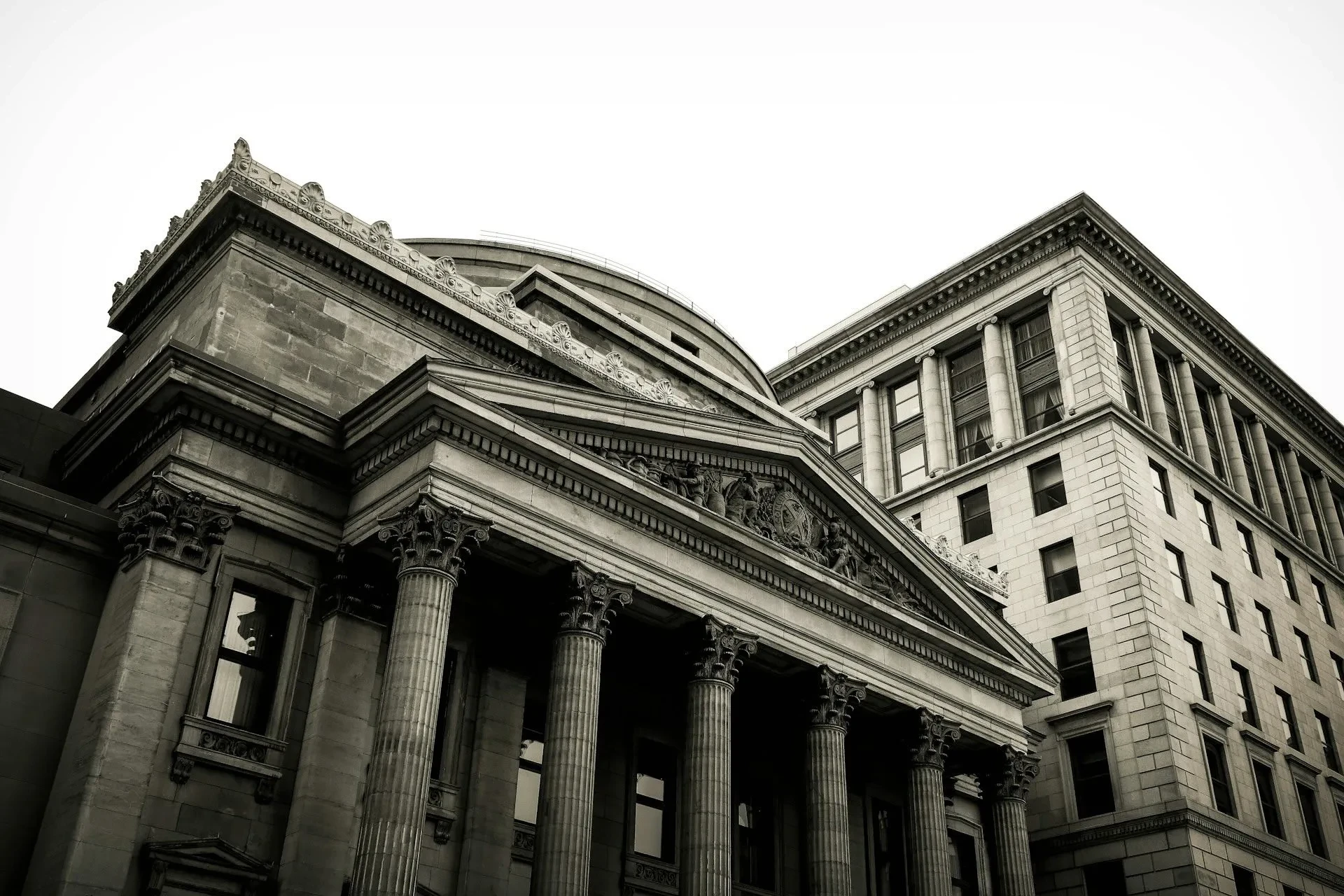 Historisches Gebäude mit Säulen und Kuppel in Schwarz-Weiß