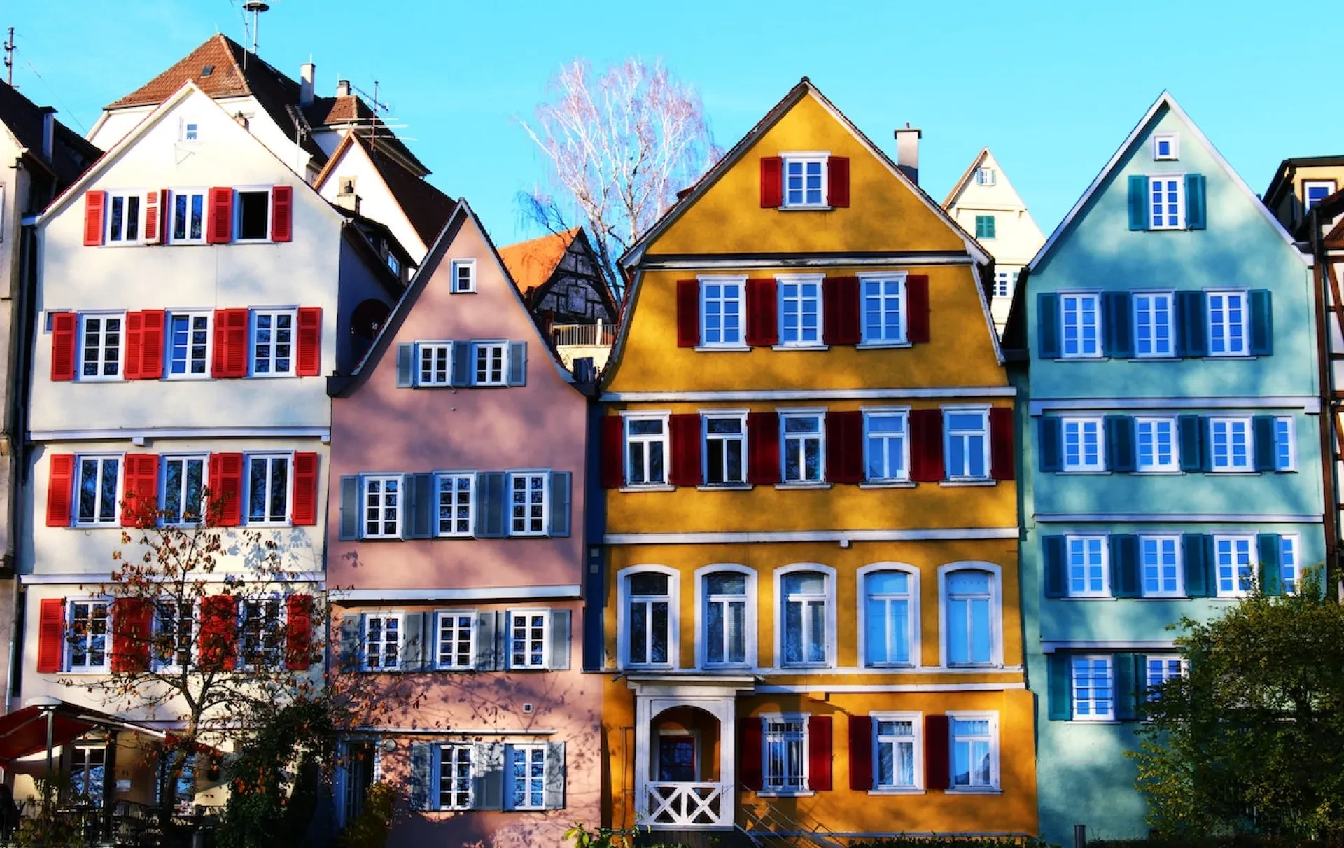 Bunte historische Wohnhäuser mit Fensterläden in einer deutschen Altstadt